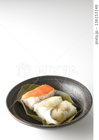 鮭と鯛と鯖の柿の葉寿司を白背景で撮影 鮭と鯛と鯖の柿の葉寿司を白背景で撮影 136153149