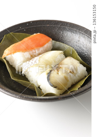 鮭と鯛と鯖の柿の葉寿司を白背景で撮影 136153150