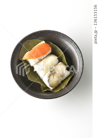 鮭と鯛と鯖の柿の葉寿司を白背景で撮影 鮭と鯛と鯖の柿の葉寿司を白背景で撮影 136153156