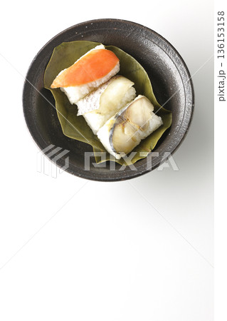 鮭と鯛と鯖の柿の葉寿司を白背景で撮影 鮭と鯛と鯖の柿の葉寿司を白背景で撮影 136153158