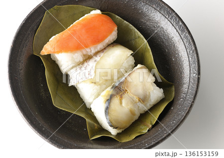 鮭と鯛と鯖の柿の葉寿司を白背景で撮影 136153159