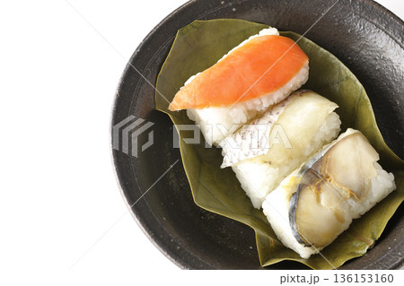 鮭と鯛と鯖の柿の葉寿司を白背景で撮影 鮭と鯛と鯖の柿の葉寿司を白背景で撮影 136153160