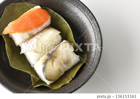 鮭と鯛と鯖の柿の葉寿司を白背景で撮影 136153161