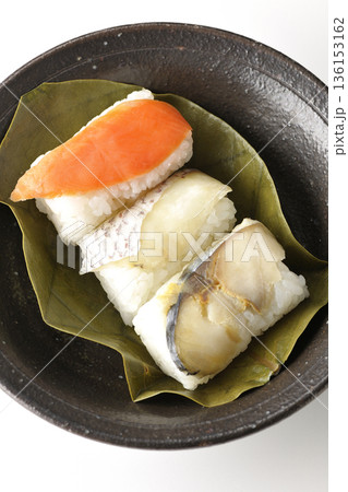 鮭と鯛と鯖の柿の葉寿司を白背景で撮影 鮭と鯛と鯖の柿の葉寿司を白背景で撮影 136153162