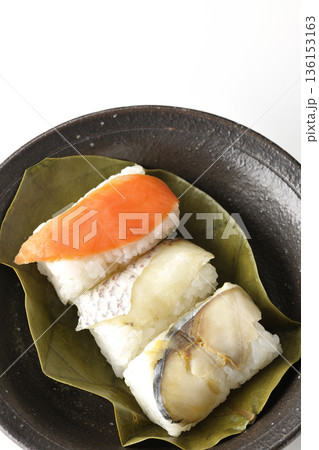 鮭と鯛と鯖の柿の葉寿司を白背景で撮影 鮭と鯛と鯖の柿の葉寿司を白背景で撮影 136153163
