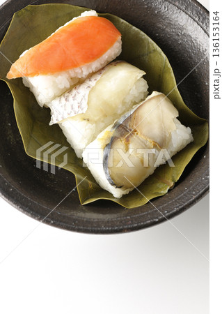 鮭と鯛と鯖の柿の葉寿司を白背景で撮影 136153164