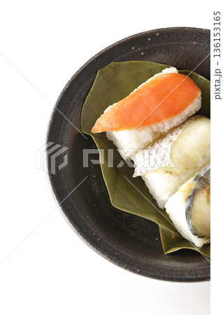 鮭と鯛と鯖の柿の葉寿司を白背景で撮影 鮭と鯛と鯖の柿の葉寿司を白背景で撮影 136153165