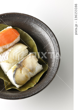 鮭と鯛と鯖の柿の葉寿司を白背景で撮影 136153166