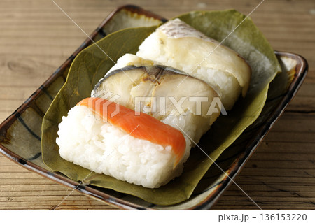 鮭と鯛と鯖の柿の葉寿司 136153220