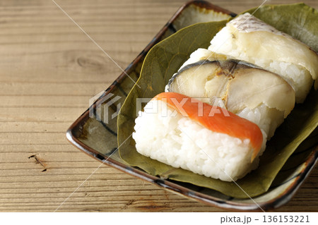 鮭と鯛と鯖の柿の葉寿司 136153221