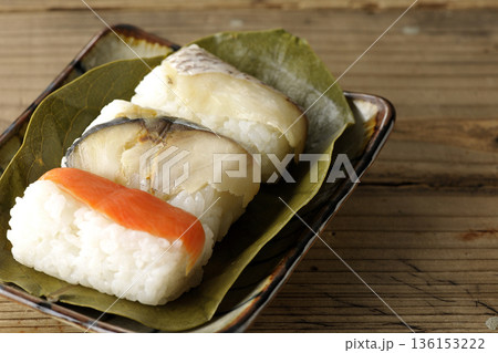 鮭と鯛と鯖の柿の葉寿司 鮭と鯛と鯖の柿の葉寿司 136153222