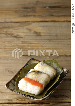鮭と鯛と鯖の柿の葉寿司 136153224