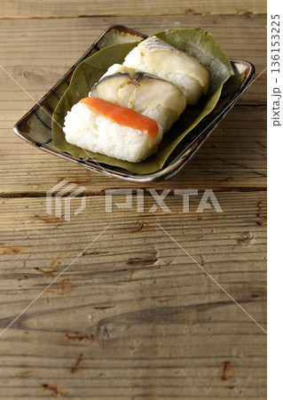 鮭と鯛と鯖の柿の葉寿司 鮭と鯛と鯖の柿の葉寿司 136153225