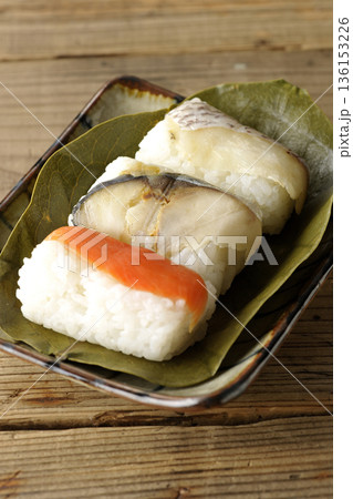 鮭と鯛と鯖の柿の葉寿司 136153226