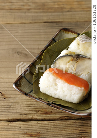鮭と鯛と鯖の柿の葉寿司 136153229