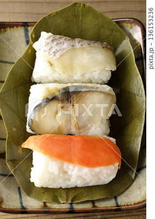 鮭と鯛と鯖の柿の葉寿司 136153236