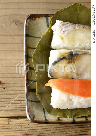 鮭と鯛と鯖の柿の葉寿司 鮭と鯛と鯖の柿の葉寿司 136153237