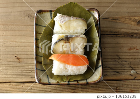 鮭と鯛と鯖の柿の葉寿司 136153239