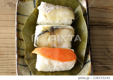 鮭と鯛と鯖の柿の葉寿司 鮭と鯛と鯖の柿の葉寿司 136153242