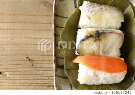 鮭と鯛と鯖の柿の葉寿司 136153243