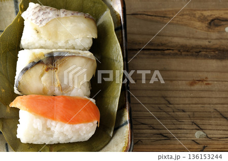 鮭と鯛と鯖の柿の葉寿司 136153244