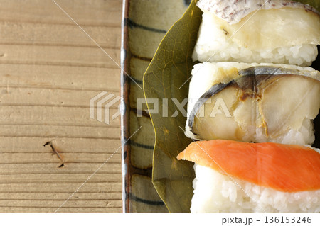鮭と鯛と鯖の柿の葉寿司 136153246