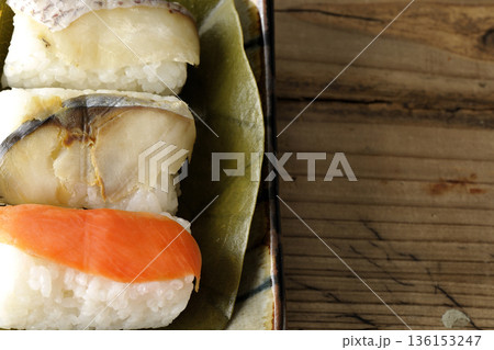 鮭と鯛と鯖の柿の葉寿司 136153247