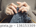 棒針で毛糸を編んでいる手元の写真　編み物　ケーブル編み　アラン模様　趣味 136153309