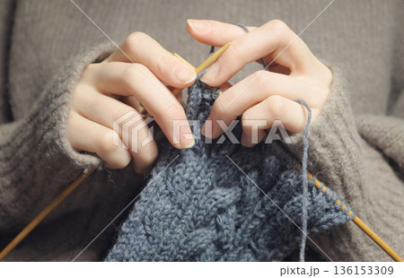 棒針で毛糸を編んでいる手元の写真 編み物 ケーブル編み アラン模様 趣味 棒針で毛糸を編んでいる手元の写真 編み物 ケーブル編み アラン模様 趣味 136153309