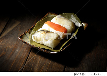 鮭と鯛と鯖の柿の葉寿司 136153399