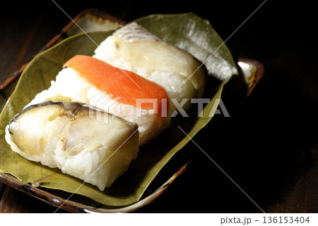 鮭と鯛と鯖の柿の葉寿司 鮭と鯛と鯖の柿の葉寿司 136153404