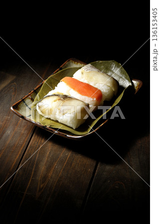 鮭と鯛と鯖の柿の葉寿司 136153405