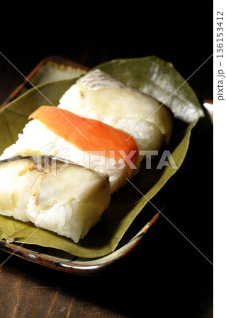 鮭と鯛と鯖の柿の葉寿司 鮭と鯛と鯖の柿の葉寿司 136153412