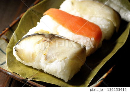 鮭と鯛と鯖の柿の葉寿司 鮭と鯛と鯖の柿の葉寿司 136153413