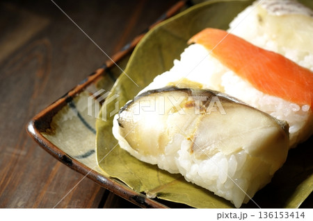 鮭と鯛と鯖の柿の葉寿司 鮭と鯛と鯖の柿の葉寿司 136153414