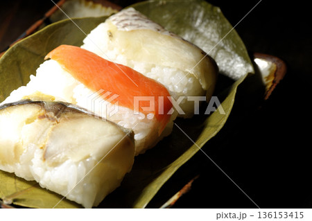 鮭と鯛と鯖の柿の葉寿司 鮭と鯛と鯖の柿の葉寿司 136153415