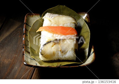 鮭と鯛と鯖の柿の葉寿司 鮭と鯛と鯖の柿の葉寿司 136153416