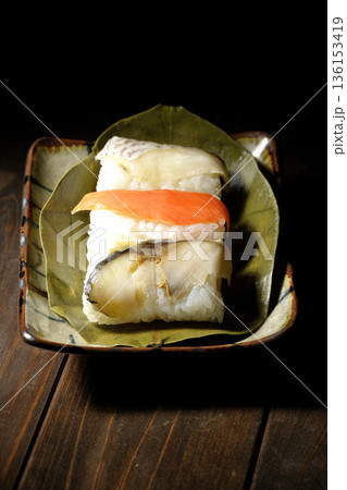 鮭と鯛と鯖の柿の葉寿司 鮭と鯛と鯖の柿の葉寿司 136153419