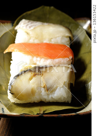 鮭と鯛と鯖の柿の葉寿司 鮭と鯛と鯖の柿の葉寿司 136153422