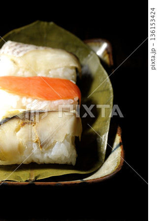 鮭と鯛と鯖の柿の葉寿司 136153424