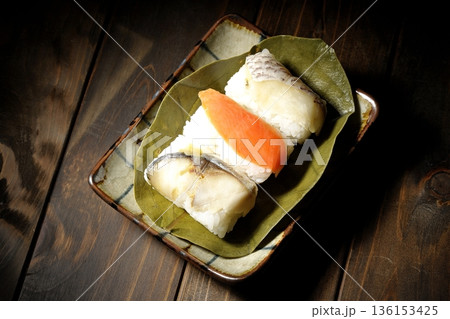 鮭と鯛と鯖の柿の葉寿司 136153425