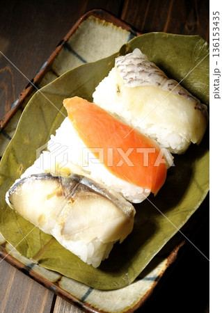 鮭と鯛と鯖の柿の葉寿司 鮭と鯛と鯖の柿の葉寿司 136153435