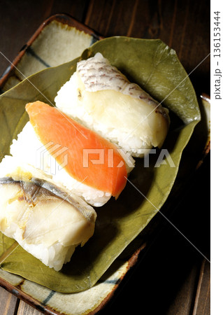 鮭と鯛と鯖の柿の葉寿司 136153444