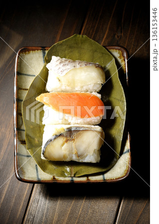 鮭と鯛と鯖の柿の葉寿司 136153446