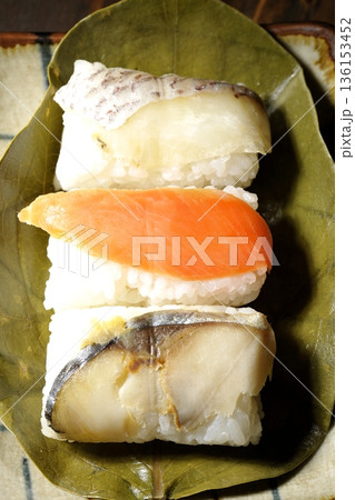 鮭と鯛と鯖の柿の葉寿司 136153452