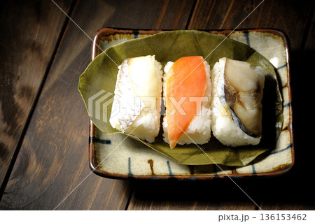 鮭と鯛と鯖の柿の葉寿司 鮭と鯛と鯖の柿の葉寿司 136153462