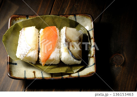 鮭と鯛と鯖の柿の葉寿司 鮭と鯛と鯖の柿の葉寿司 136153463