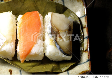 鮭と鯛と鯖の柿の葉寿司 鮭と鯛と鯖の柿の葉寿司 136153466