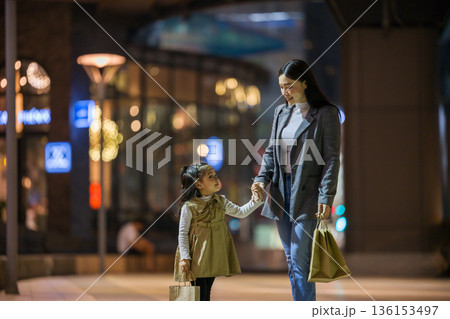 mother and child girl shopping and sightseeing in Bangkok city at night 136153497