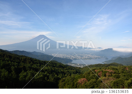 青空の下、西川林道から見る末広がりの富士山と眼下に水を湛えた河口湖 青空の下、西川林道から見る末広がりの富士山と眼下に水を湛えた河口湖 136153635